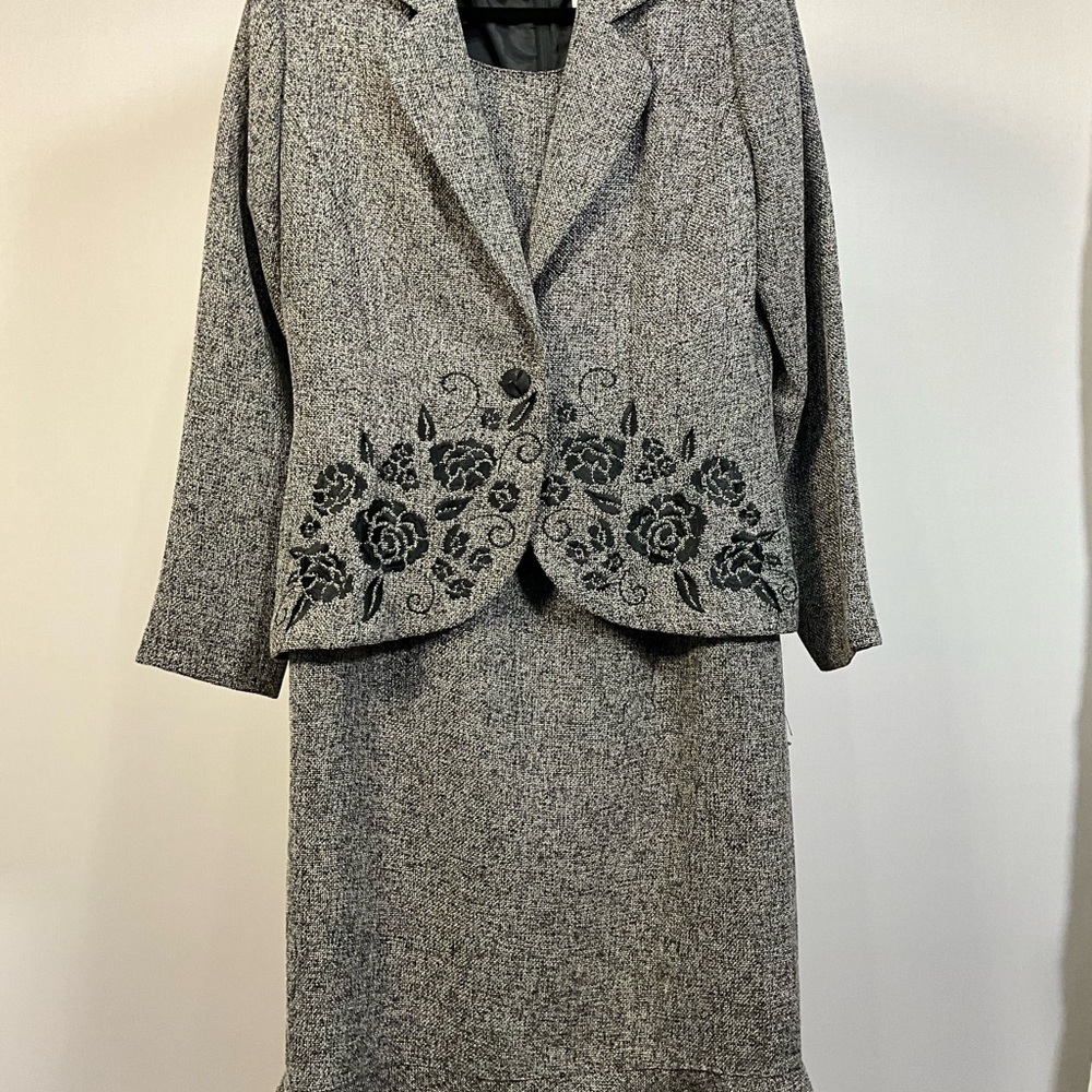 Plaza South Suit Size 6 Gray Tweed Dress and Matching Jacket